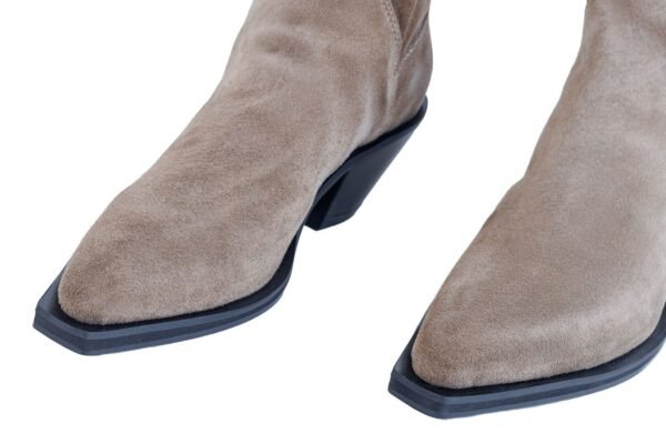 bota-juliette-gamuza-greige-texana-detalle-puntera-suela-rose-blanche.jpg Detalle puntera cuadrada y suela negra – Bota Juliette texana gamuza greige Rose Blanche