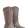 bota-juliette-gamuza-greige-texana-frontal-rose-blanche.jpg Bota Juliette gamuza greige, vista frontal con caña alta y taco western – Rose Blanche Patagonia