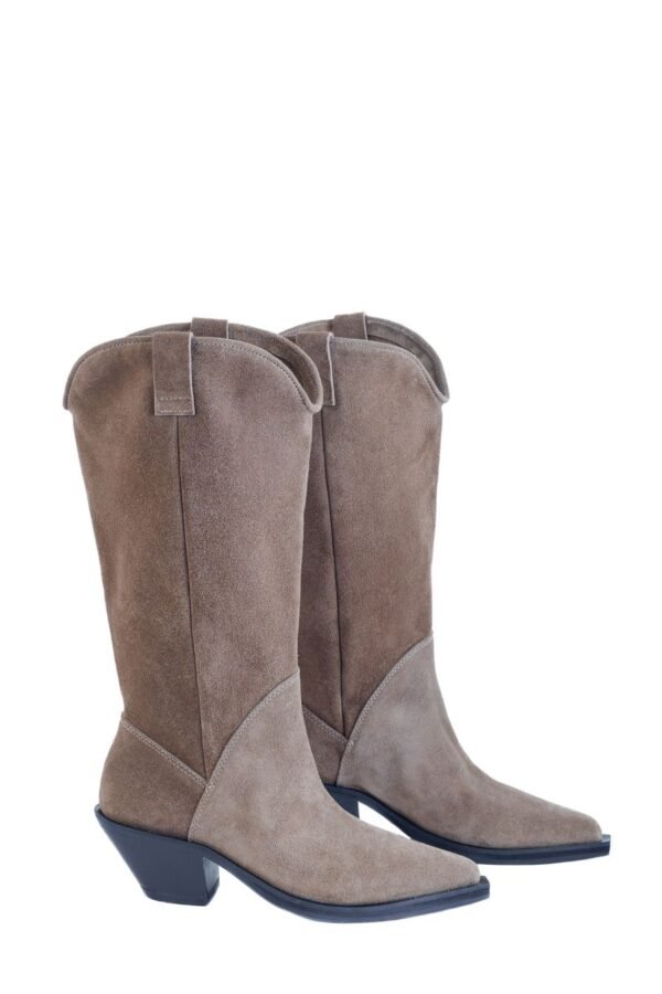 bota-juliette-gamuza-greige-texana-frontal-rose-blanche.jpg Bota Juliette gamuza greige, vista frontal con caña alta y taco western – Rose Blanche Patagonia