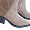 bota-juliette-gamuza-greige-texana-detalle-taco-suela-rose-blanche.jpg Detalle taco western y suela de la Bota Juliette en gamuza greige – Rose Blanche artesanal