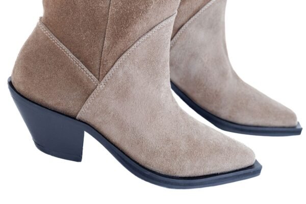 bota-juliette-gamuza-greige-texana-detalle-taco-suela-rose-blanche.jpg Detalle taco western y suela de la Bota Juliette en gamuza greige – Rose Blanche artesanal