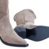 bota-juliette-gamuza-greige-texana-lateral-caña-detalle-suela-rose-blanche.jpg Bota Juliette artesanal gamuza greige, vista lateral mostrando caña y suela – Rose Blanche