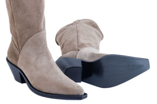 bota-juliette-gamuza-greige-texana-lateral-caña-detalle-suela-rose-blanche.jpg Bota Juliette artesanal gamuza greige, vista lateral mostrando caña y suela – Rose Blanche