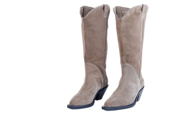 bota-juliette-gamuza-greige-texana-tres-cuartos-rose-blanche.jpg Bota Juliette texana en gamuza greige con caña abuchonada, vista tres cuartos – Rose Blanche Patagonia