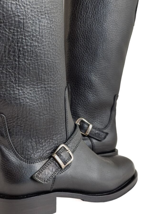 Detalle doble hebilla plateada en tobillo – Bota Odette cuero Breach negro artesanal Rose Blanche Patagonia