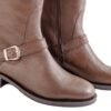 Detalle base de caña con hebilla plateada y taco bajo – Bota Odette cuero Breach chocolate Rose Blanche