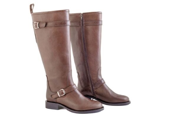 Bota Odette artesanal cuero Breach chocolate, vista tres cuartos con hebilla y cremallera – Rose Blanche Patagonia