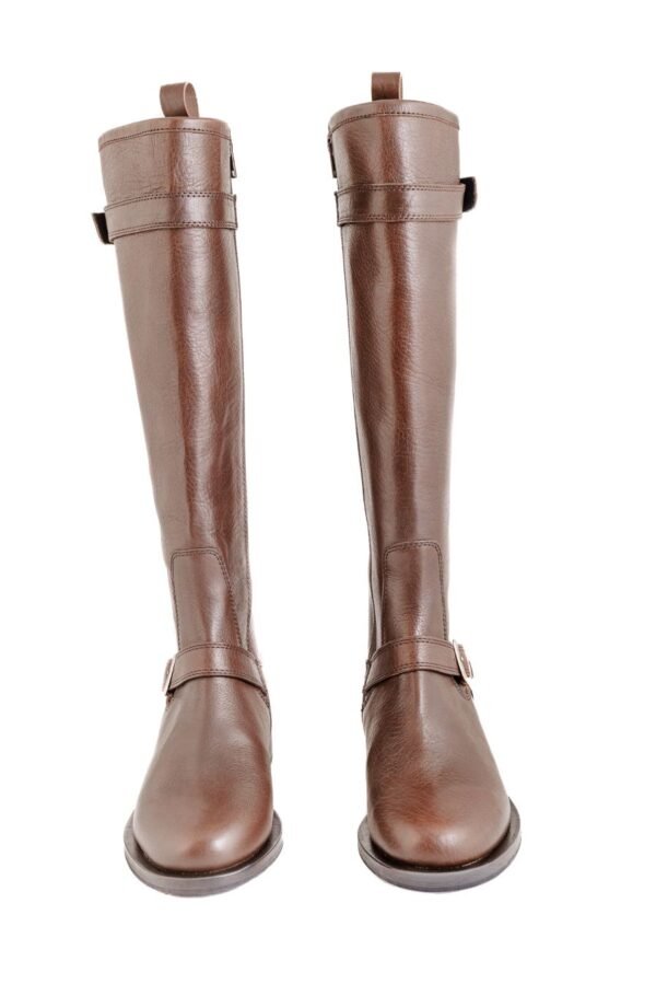 Bota Odette cuero Breach chocolate tipo ecuestre con hebillas plateadas, vista frontal – Rose Blanche Patagonia