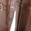 Detalle hebilla plateada y logo Rose Blanche estampado en caña – Bota Odette cuero chocolate Patagonia