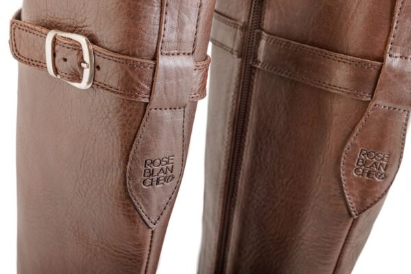 Detalle hebilla plateada y logo Rose Blanche estampado en caña – Bota Odette cuero chocolate Patagonia