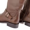 Detalle hebilla plateada en tobillo y cremallera – Bota Odette cuero Breach chocolate Rose Blanche