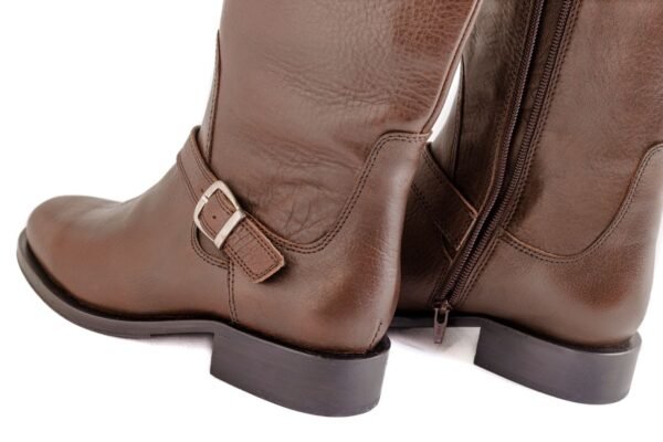 Detalle hebilla plateada en tobillo y cremallera – Bota Odette cuero Breach chocolate Rose Blanche