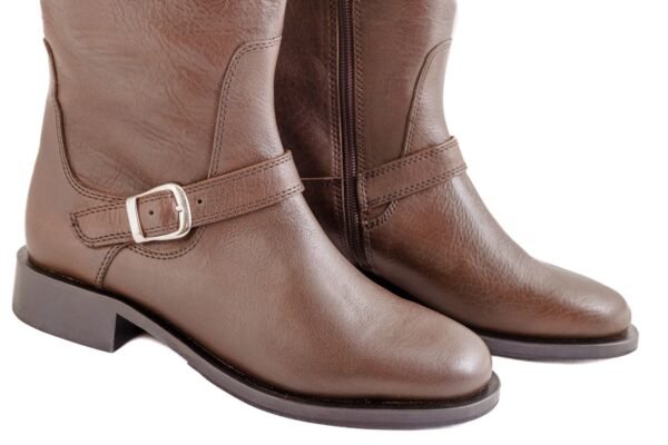Detalle base de caña con hebilla plateada y taco bajo – Bota Odette cuero Breach chocolate Rose Blanche