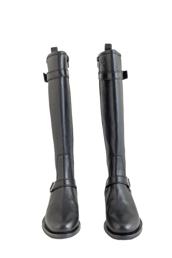 Bota Odette cuero Breach negro tipo ecuestre con hebillas plateadas, vista frontal – Rose Blanche Patagonia