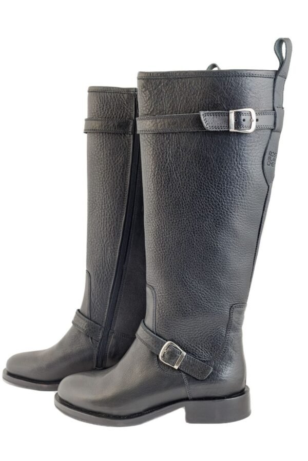 Bota Odette artesanal cuero Breach negro, vista tres cuartos con logo Rose Blanche estampado – Patagonia