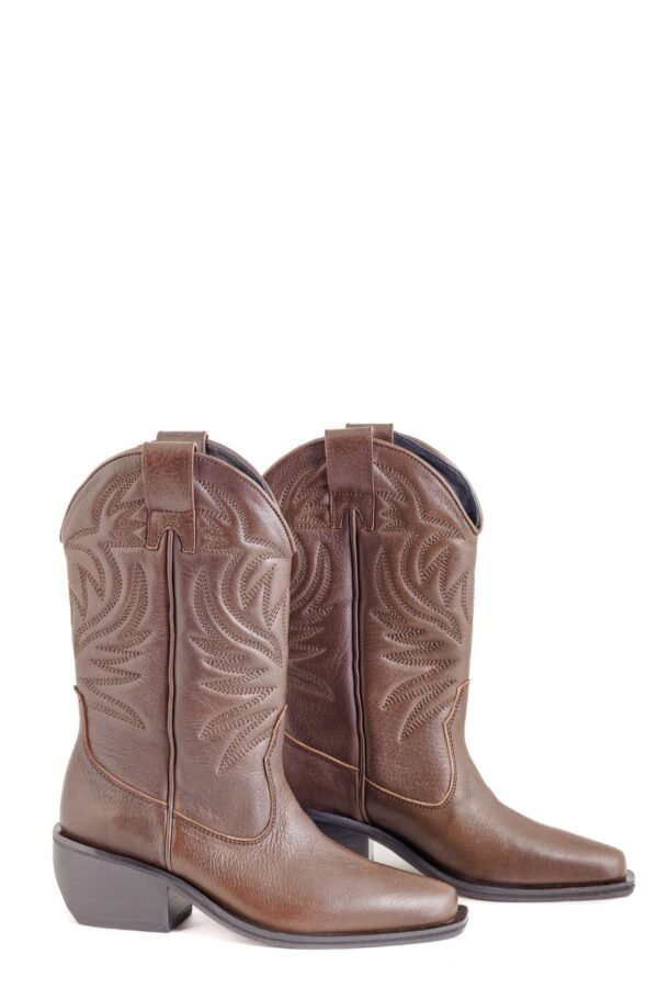 Bota Zinnia texana cuero Breach chocolate con bordado tonal en caña, vista lateral – Rose Blanche Patagonia