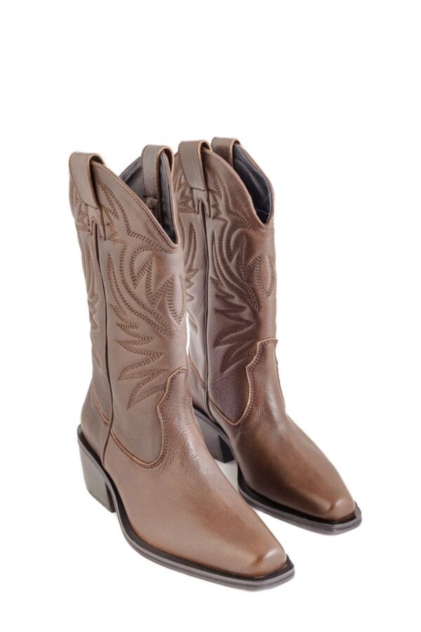 Bota Zinnia texana cuero Breach chocolate, vista tres cuartos con bordado y taco madera – Rose Blanche