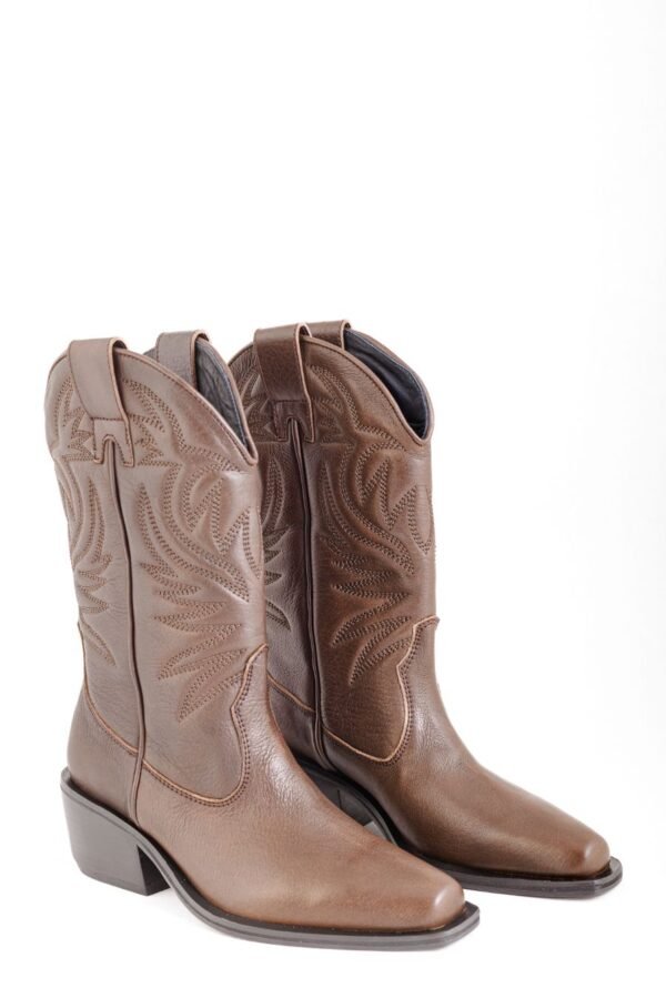 Bota Zinnia texana artesanal cuero Breach chocolate con bordado tonal, vista frontal – Rose Blanche Patagonia