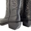 Detalle trasero con taco madera y bordado tonal – Bota Zinnia texana cuero Breach negro Rose Blanche