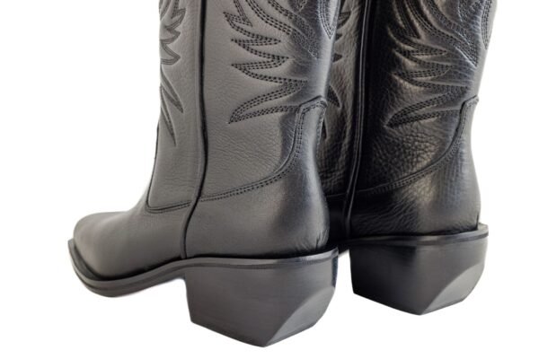 Detalle trasero con taco madera y bordado tonal – Bota Zinnia texana cuero Breach negro Rose Blanche