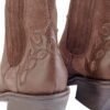 Detalle bordado western trasero y taco de madera – Botineta Dakota cuero chocolate Rose Blanche