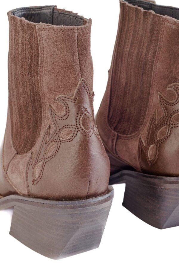 Detalle bordado western trasero y taco de madera – Botineta Dakota cuero chocolate Rose Blanche