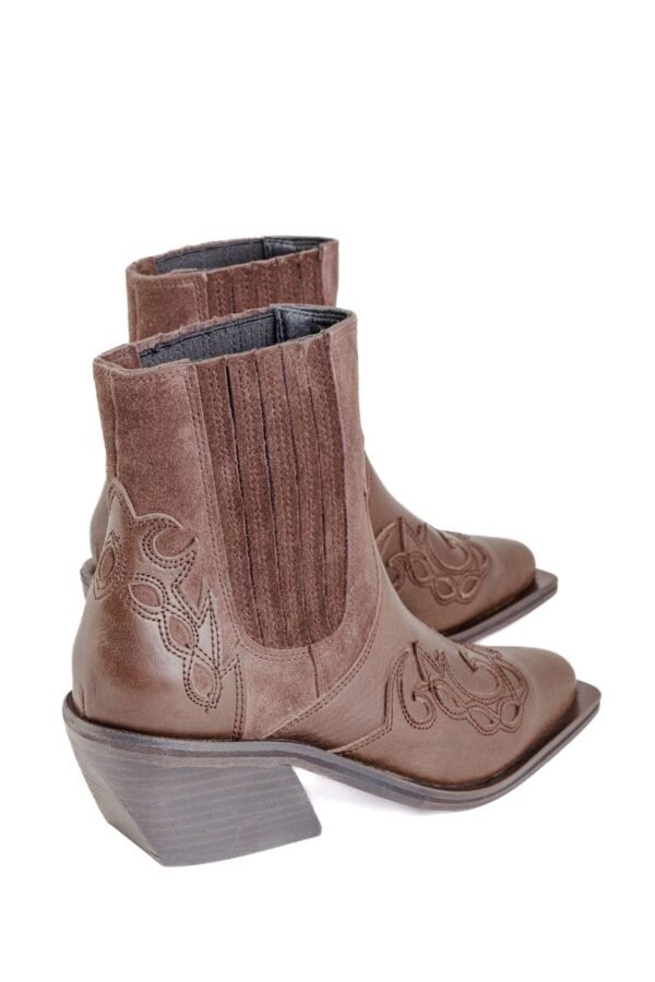 Botineta Dakota artesanal cuero chocolate con elástico lateral, vista trasera – Rose Blanche Patagonia