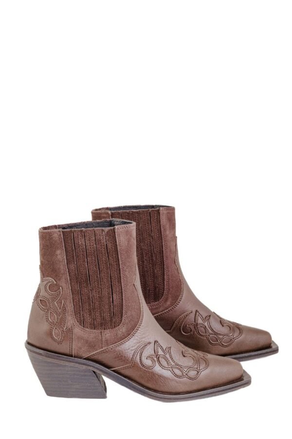 Botineta Dakota cuero vacuno chocolate con bordado western y taco madera, vista lateral – Rose Blanche