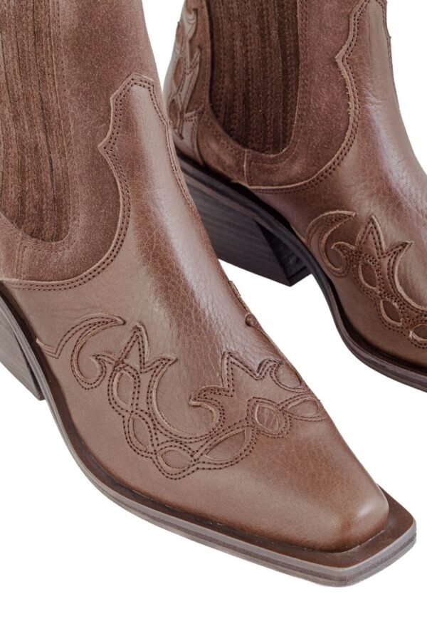 Detalle bordado western en puntera cuadrada – Botineta Dakota cuero chocolate Rose Blanche Patagonia