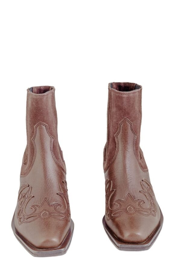 Botineta Dakota cuero vacuno y gamuza chocolate con bordado western, vista frontal – Rose Blanche Patagonia
