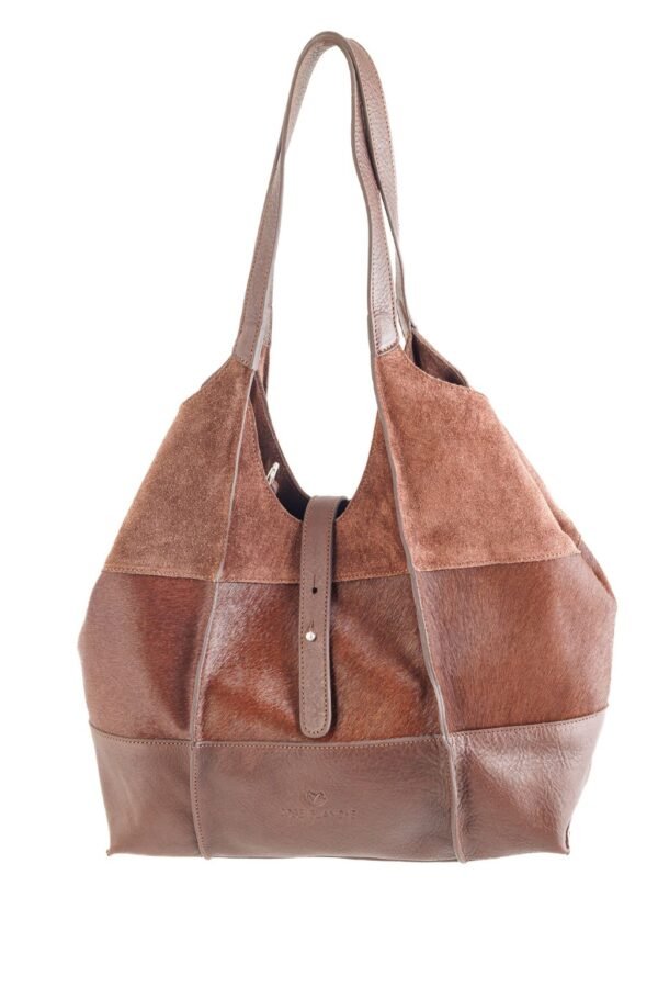 cartera-clarisse-gamuza-pelo-vaca-cuero-chocolate-frontal-rose-blanche.jpg Cartera Clarisse Rose Blanche en gamuza, pelo de vaca y cuero vacuno chocolate, vista frontal con tira central, artesanal Patagonia Argentina