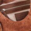 cartera-clarisse-gamuza-pelo-vaca-cuero-chocolate-interior-forro-rose-blanche.jpg Interior Cartera Clarisse Rose Blanche chocolate, forro estampado patrón Rose Blanche con bolsillo cremallera y etiqueta de cuero, artesanal Patagonia