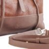 cartera-clarisse-gamuza-pelo-vaca-cuero-chocolate-detalle-logo-correa-rose-blanche.jpg Detalle logo Rose Blanche estampado y correa larga removible, Cartera Clarisse gamuza pelo vaca y cuero chocolate, artesanal Patagonia