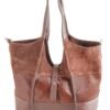 cartera-clarisse-gamuza-pelo-vaca-cuero-chocolate-frontal-sin-tira-rose-blanche.jpg Cartera Clarisse Rose Blanche chocolate sin tira central, forma cuadrada con gamuza, pelo de vaca y cuero vacuno, artesanal Patagonia Argentina