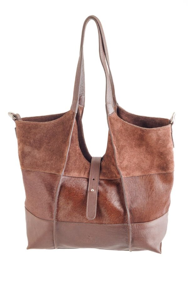 cartera-clarisse-gamuza-pelo-vaca-cuero-chocolate-frontal-sin-tira-rose-blanche.jpg Cartera Clarisse Rose Blanche chocolate sin tira central, forma cuadrada con gamuza, pelo de vaca y cuero vacuno, artesanal Patagonia Argentina