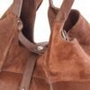 cartera-clarisse-gamuza-pelo-vaca-cuero-chocolate-detalle-tiras-laterales-rose-blanche.jpg Detalle tiras laterales y argollas Cartera Clarisse Rose Blanche chocolate, permite enganchar correa larga y cambiar la forma, artesanal Patagonia