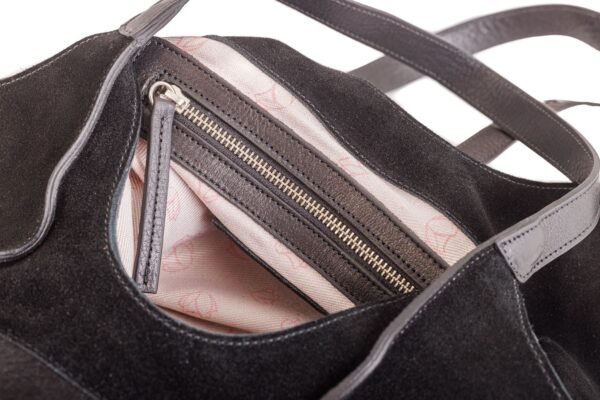 cartera-clarisse-gamuza-pelo-vaca-cuero-negro-interior-forro-rose-blanche.jpg Interior Cartera Clarisse Rose Blanche negro, forro estampado patrón Rose Blanche con bolsillo cremallera, artesanal Patagonia Argentina