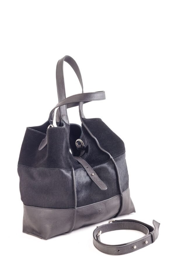 cartera-clarisse-gamuza-pelo-vaca-cuero-negro-tres-cuartos-correa-rose-blanche.jpgcartera-clarisse-gamuza-pelo-vaca-cuero-negro-tres-cuartos-correa-rose-blanche.jpg Cartera Clarisse Rose Blanche negro tres cuartos, gamuza pelo de vaca y cuero vacuno con correa larga removible, artesanal Patagonia Argentina