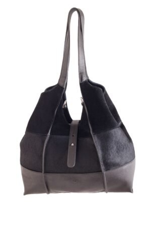cartera-clarisse-gamuza-pelo-vaca-cuero-negro-frontal-rose-blanche.jpg Cartera Clarisse Rose Blanche negro, vista frontal con tira central y combinación gamuza pelo de vaca y cuero vacuno, artesanal Patagonia