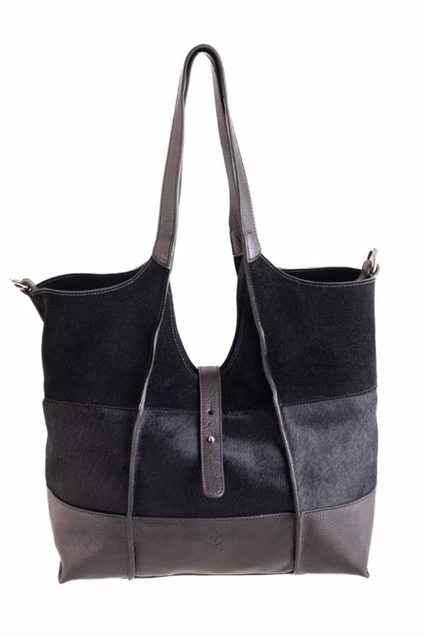 cartera-clarisse-gamuza-pelo-vaca-cuero-negro-frontal-sin-tira-rose-blanche.jpg cartera-clarisse-gamuza-pelo-vaca-cuero-negro-frontal-sin-tira-rose-blanche.jpg Cartera Clarisse Rose Blanche negro sin tira central, forma cuadrada con gamuza, pelo de vaca y cuero vacuno negro, artesanal Patagonia Argentina