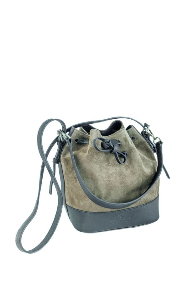marinera-nicole-gamuza-greige-cuero-negro-tres-cuartos-rose-blanche.jpg Marinera Nicole bucket bag gamuza greige y cuero negro, vista tres cuartos – Rose Blanche Origen Patagonia