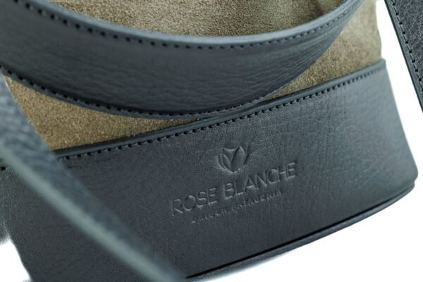 marinera-nicole-gamuza-greige-cuero-negro-detalle-logo-rose-blanche.jpg Detalle logo Rose Blanche estampado en base de cuero negro – Marinera Nicole artesanal Patagonia