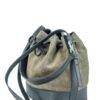 marinera-nicole-gamuza-greige-cuero-negro-lateral-rose-blanche.jpg Marinera Nicole de gamuza greige con cuero vacuno negro, vista lateral con mosquetón plateado – Rose Blanche