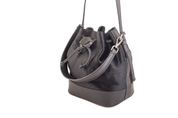 marinera-nicole-pelo-vaca-negro-cuero-negro-tres-cuartos-rose-blanche.jpg Marinera Nicole pelo de vaca negro con cuero negro, vista tres cuartos – Rose Blanche Patagonia