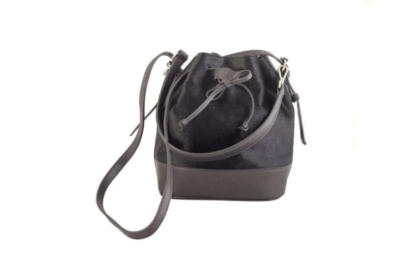 marinera-nicole-pelo-vaca-negro-cuero-negro-frontal-rose-blanche.jpg Marinera Nicole bucket bag pelo vaca negro total black, vista frontal – Rose Blanche Origen Patagonia