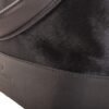 marinera-nicole-pelo-vaca-negro-cuero-negro-detalle-logo-rose-blanche.jpg Detalle logo Rose Blanche en base de cuero negro – Marinera Nicole artesanal pelo vaca Patagonia