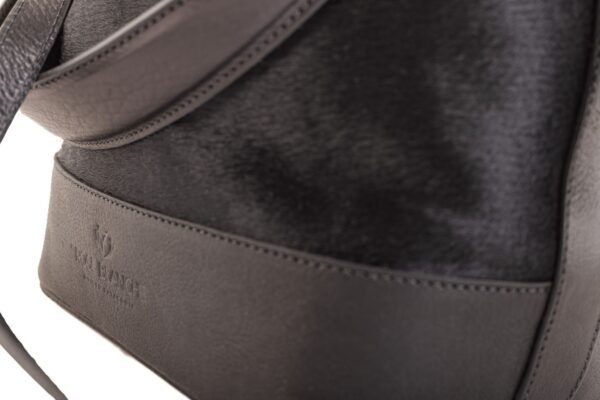 marinera-nicole-pelo-vaca-negro-cuero-negro-detalle-logo-rose-blanche.jpg Detalle logo Rose Blanche en base de cuero negro – Marinera Nicole artesanal pelo vaca Patagonia