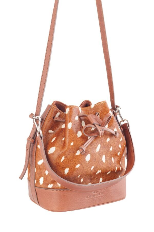 marinera-nicole-pelo-vaca-bambi-camel-tres-cuartos-rose-blanche.jpg Marinera Nicole pelo de vaca bambi con base de cuero camel, vista tres cuartos – Rose Blanche Patagonia