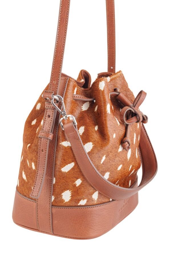 marinera-nicole-pelo-vaca-bambi-camel-lateral-rose-blanche.jpg Marinera Nicole de cuero artesanal pelo vaca bambi, vista lateral con mosquetón plateado – Rose Blanche