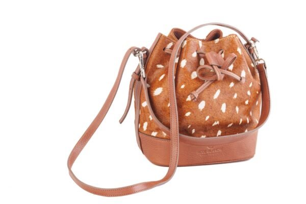 marinera-nicole-pelo-vaca-bambi-camel-frontal-rose-blanche.jpg Marinera Nicole bucket bag pelo vaca bambi y cuero camel, vista frontal – Rose Blanche Origen Patagonia